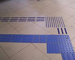 Piso táctil direcional Piso táctil direcional