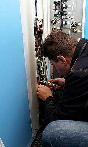 Manutenção de Elevadores Manutenção de Elevadores